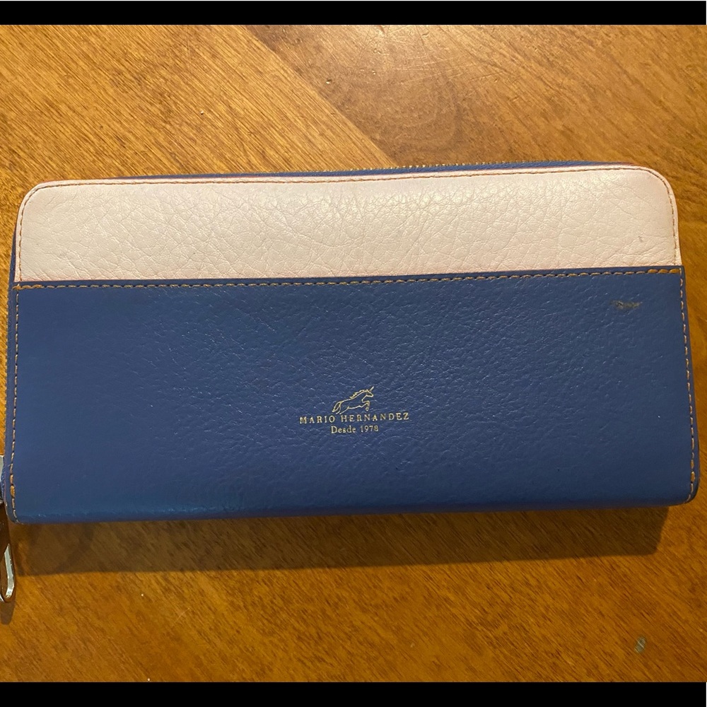 Mario Hernandez zipped wallet